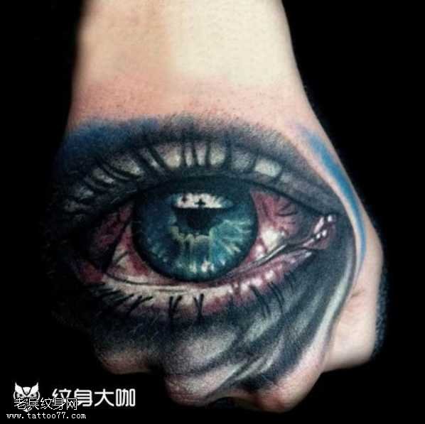 手部逼真个性眼睛纹身图案