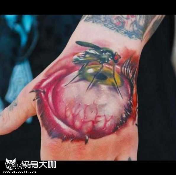 手部眼睛蚊子纹身图案