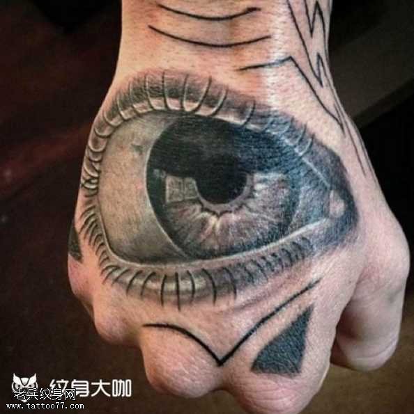 手部逼真眼睛纹身图案