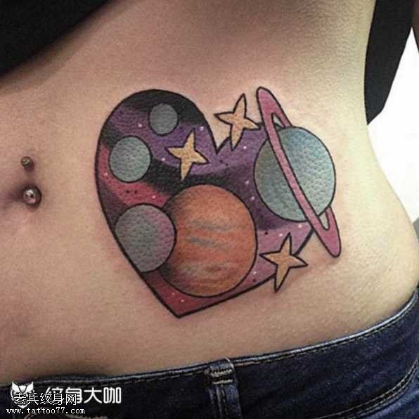 腰部爱心星球纹身图案