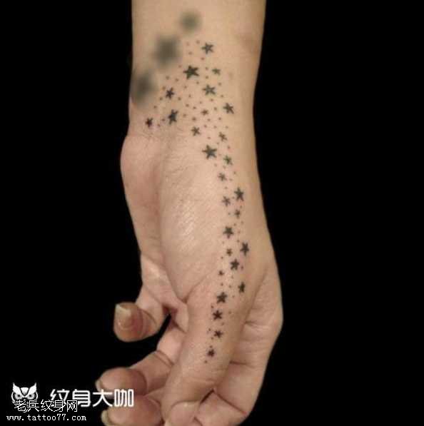 手臂满星纹身图案