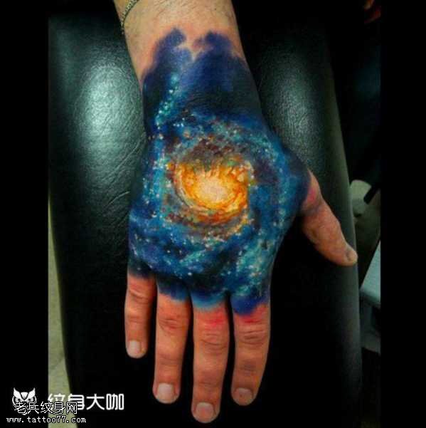手部宇宙纹身图案