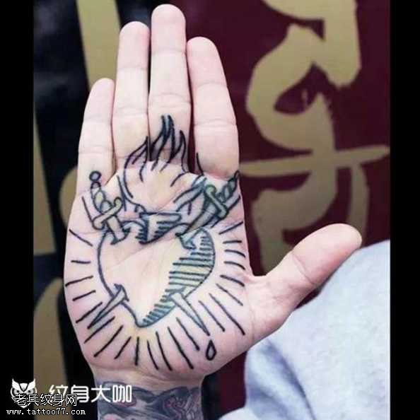 手部穿刺心纹身图案
