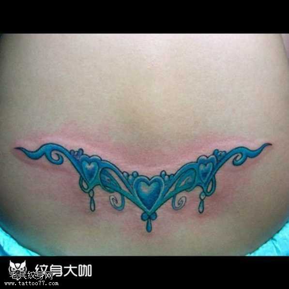 腰部蓝心形纹身图案