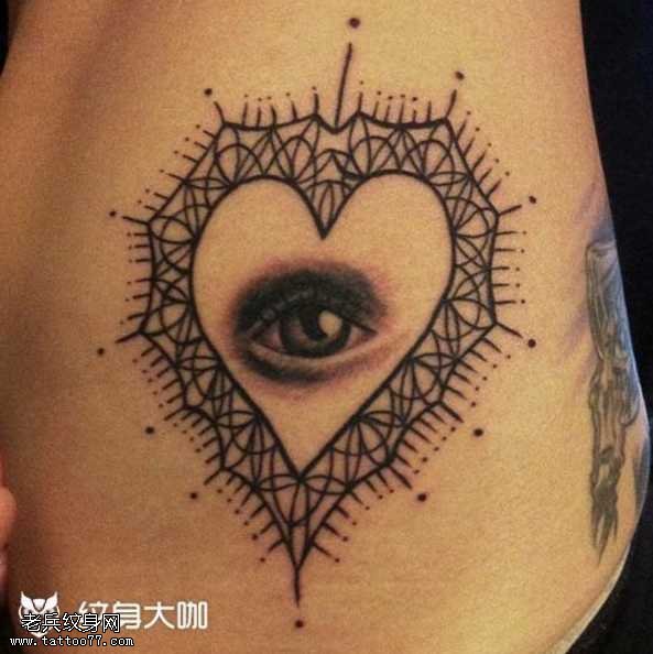 腰部爱心眼睛纹身图案