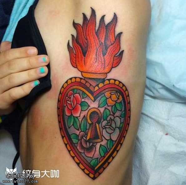 腰部心锁火纹身图案