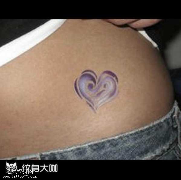 腰部心形纹身图案