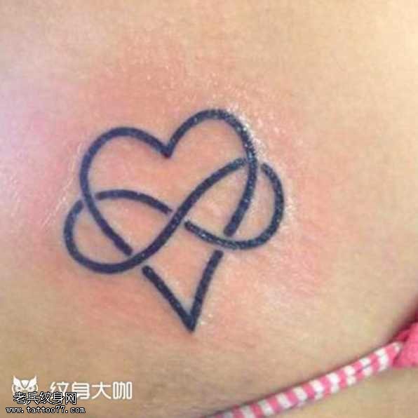 腰部心形纹身图案