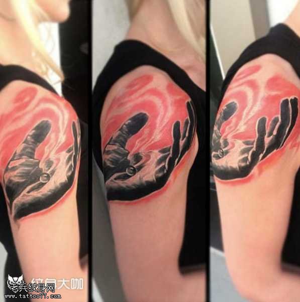 胳膊手里球纹身图案