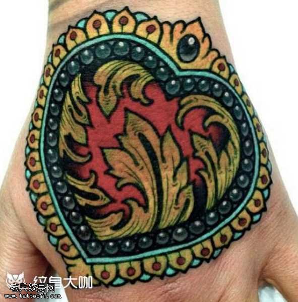 手部爱心纹身图案