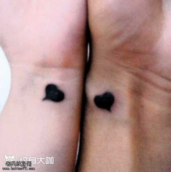 手部爱心纹身图案