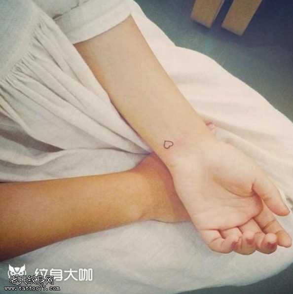 手部清新个性心形纹身图案