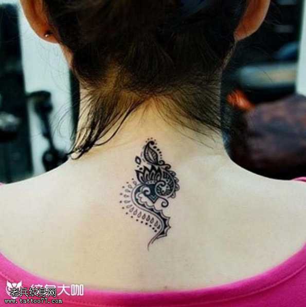 背部花藤纹身图案