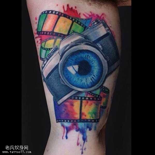 胳膊逼真眼睛纹身图案