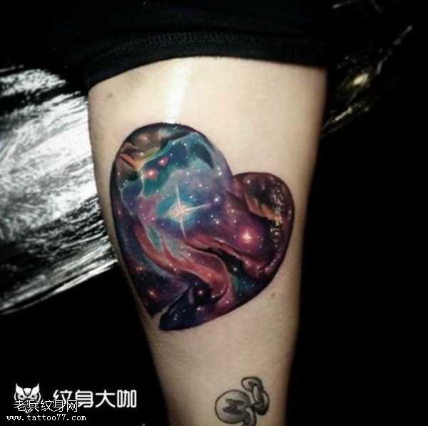 腿部心星空纹身图案