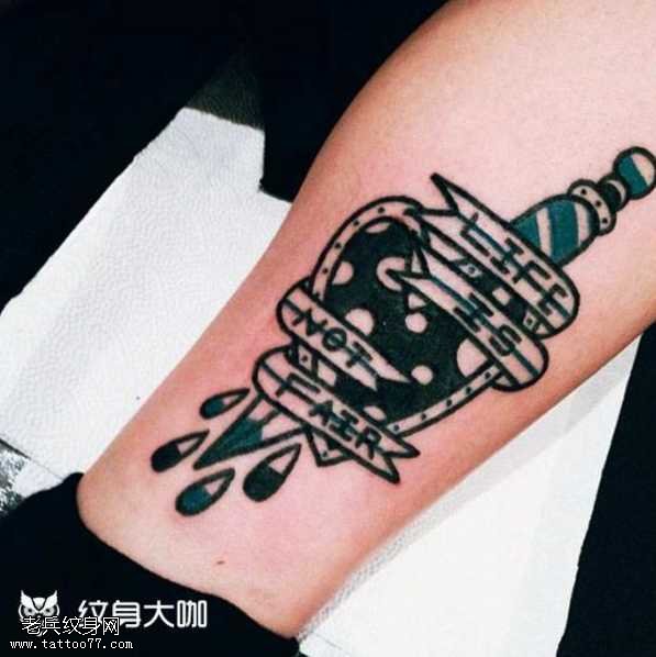 腿部心穿刺纹身图案