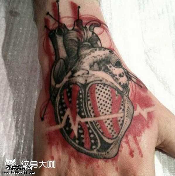 手部心脏纹身图案