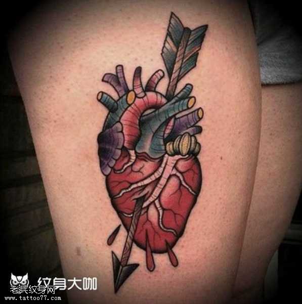 腿部心脏纹身图案