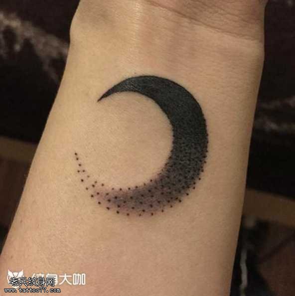 手部日月纹身图案
