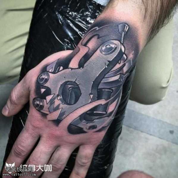 手部机械工具纹身图案