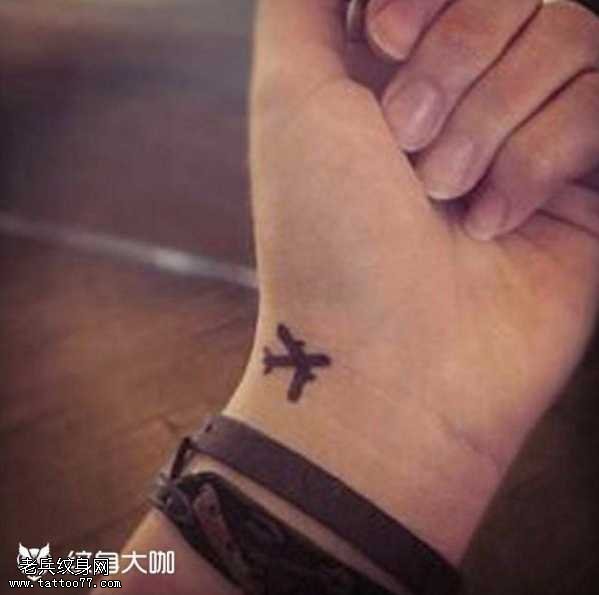 手部飞机纹身图案