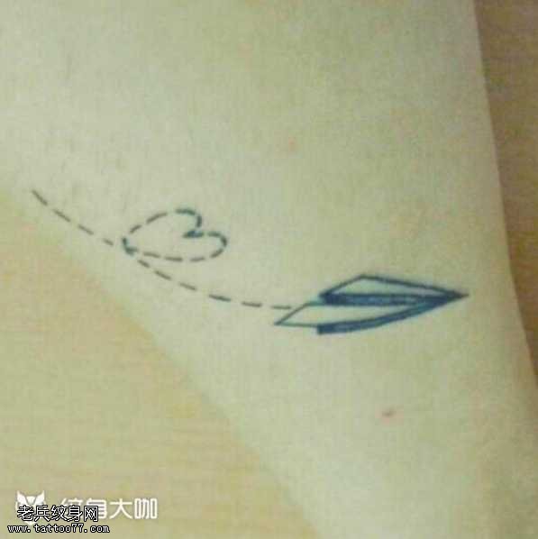 腰部个性飞机纹身图案