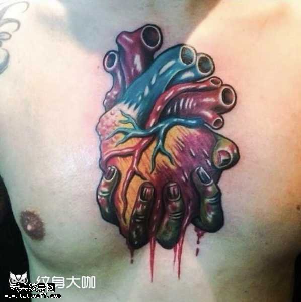 胸部心脏纹身图案