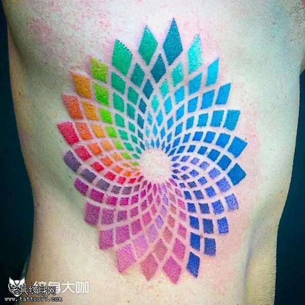 腰部点刺彩纹身图案