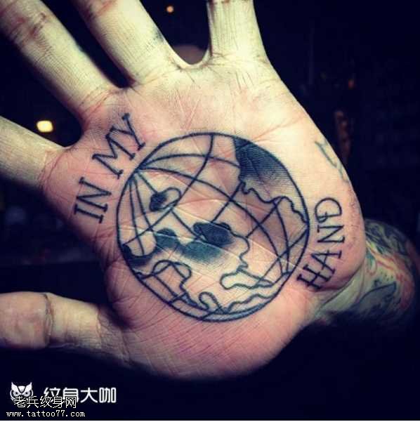 手部地球纹身图案