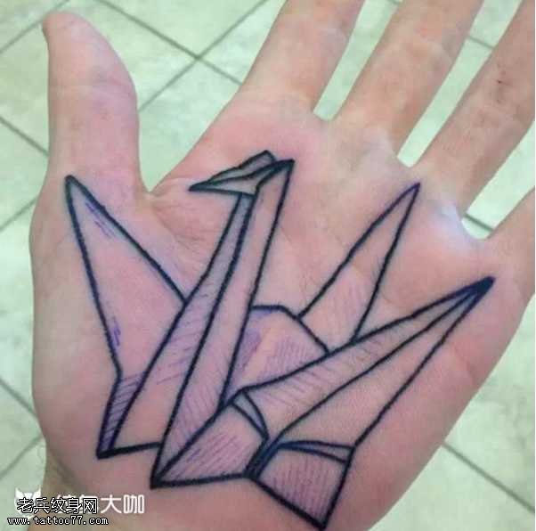 手部飞纸鹅纹身图案
