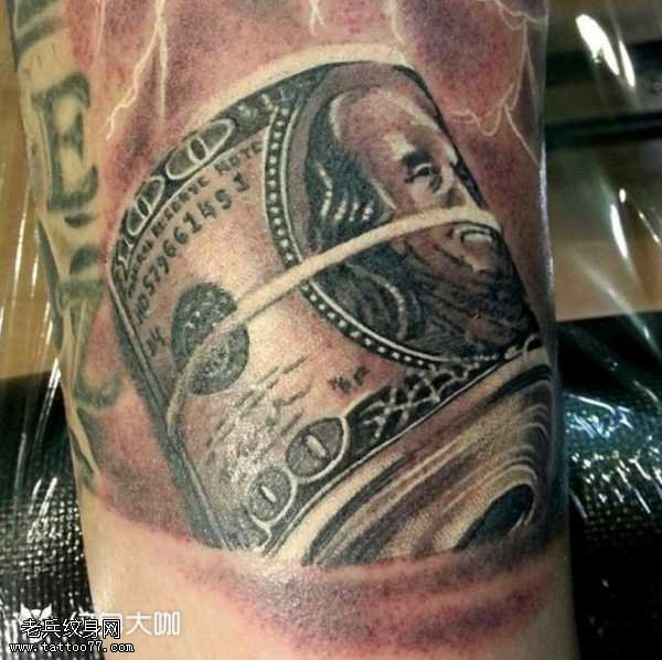 腰部美金纹身图案