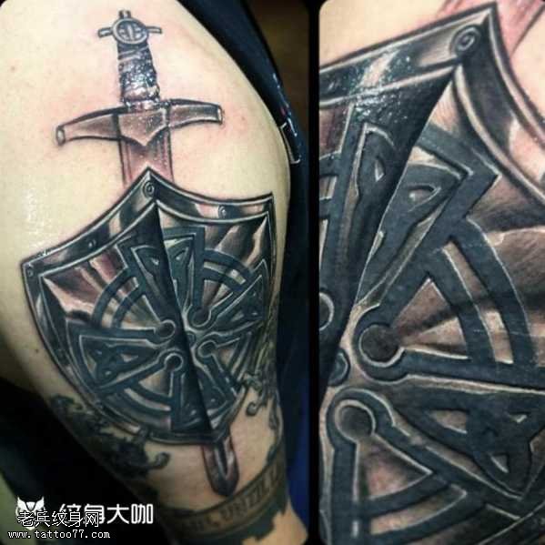胳膊剑盾纹身图案