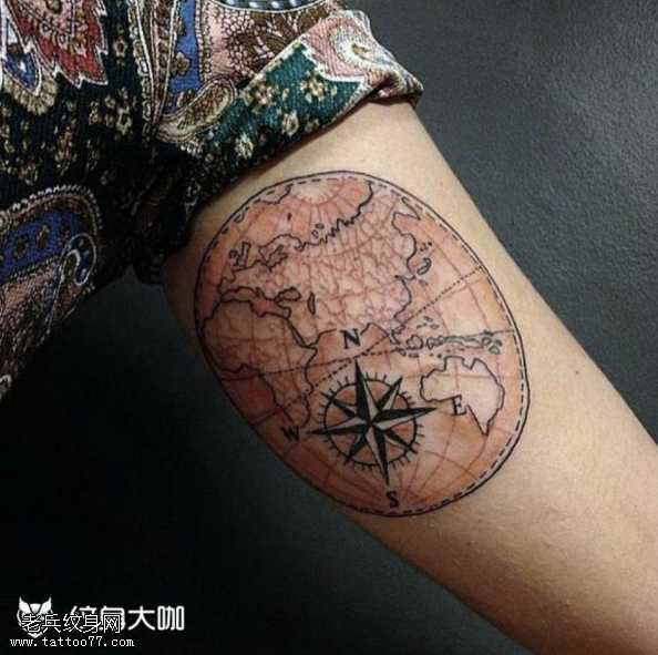 手臂地球仪纹身图案