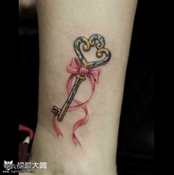 手部黄钥匙纹身图案