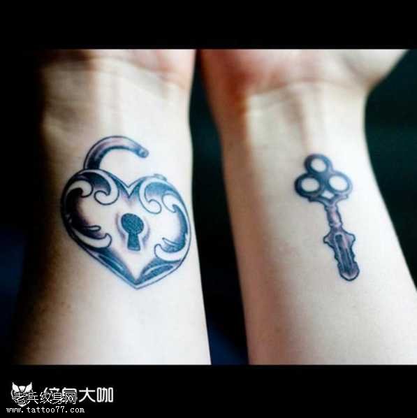 手臂心锁纹身图案