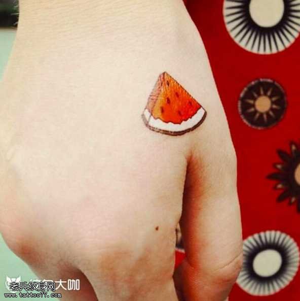 手部西瓜纹身图案