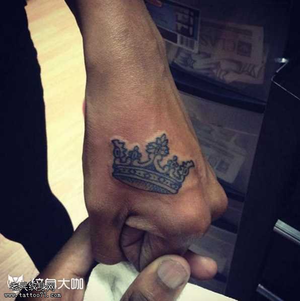 手部皇冠纹身图案