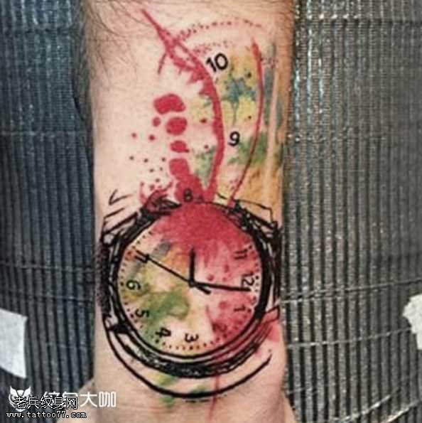 手部钟表纹身图案