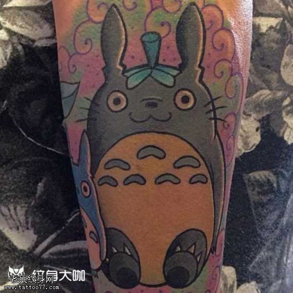 手部龙猫纹身图案