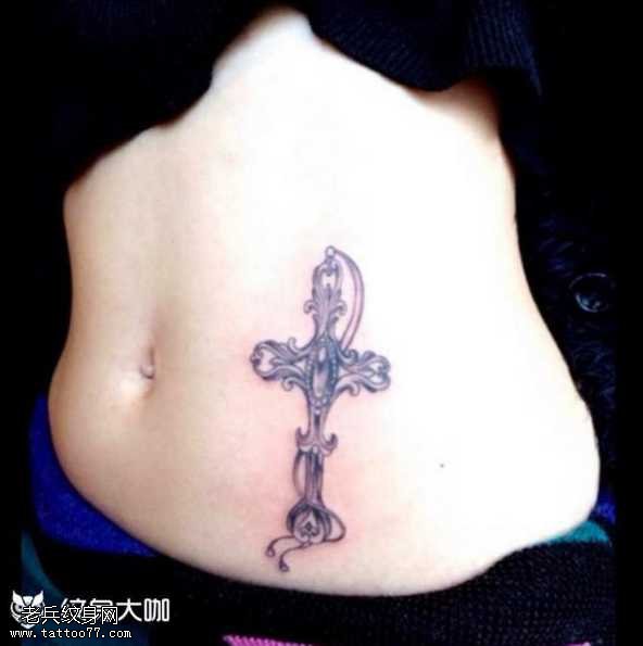 腰部十字架纹身图案