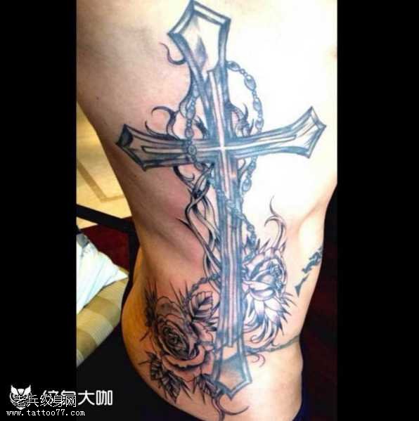 腰部十字架玫瑰纹身图案