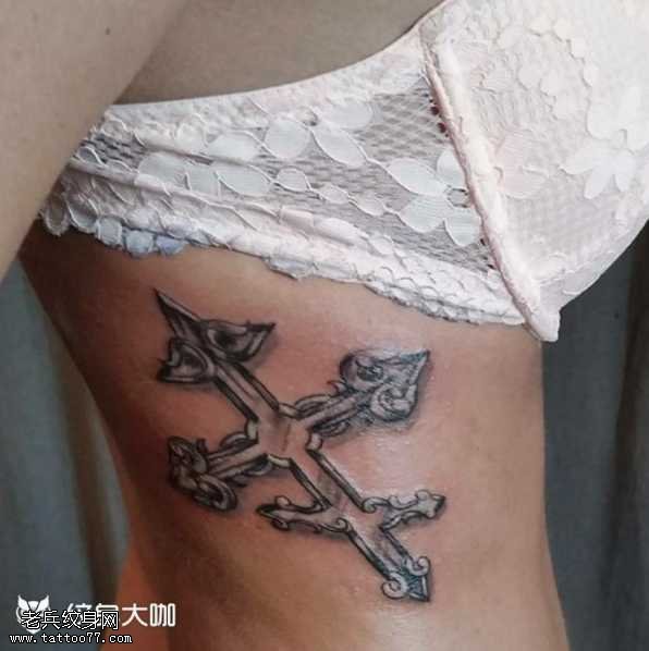 腰部十字架纹身图案