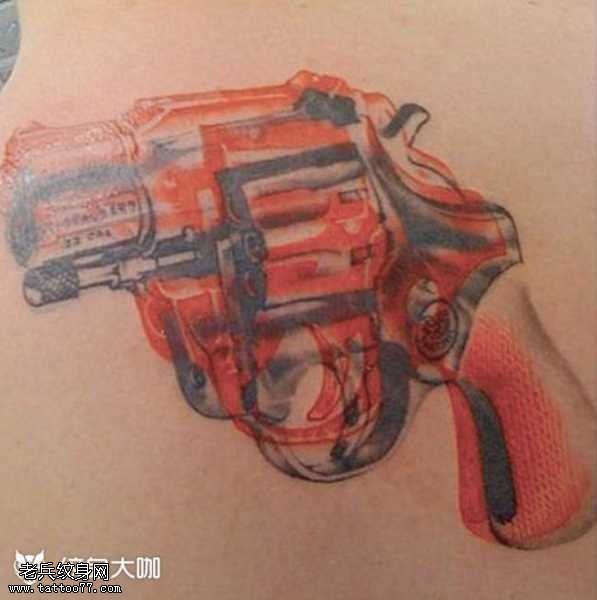 腰部手轮枪纹身图案