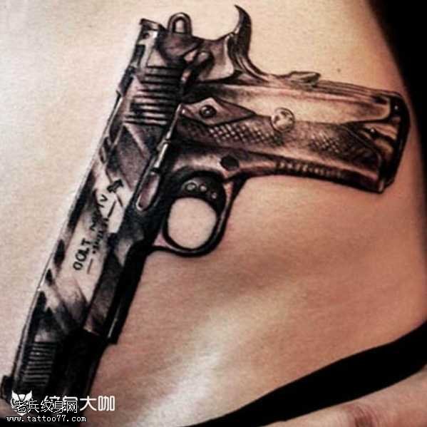 腰部手枪纹身图案