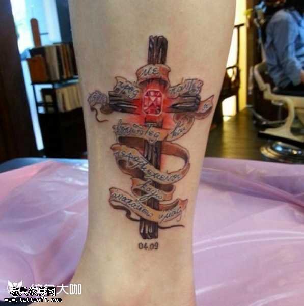 腿部十字架纹身图案