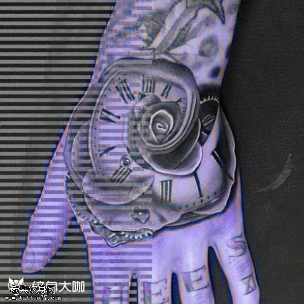 手部闹钟玫瑰纹身图案