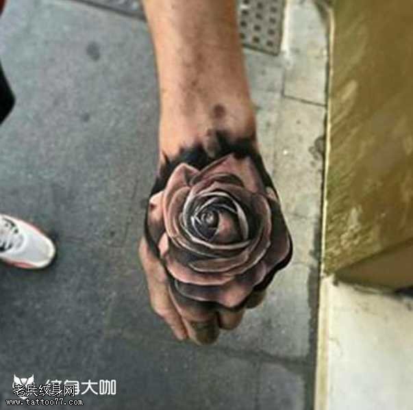 手部玫瑰纹身图案
