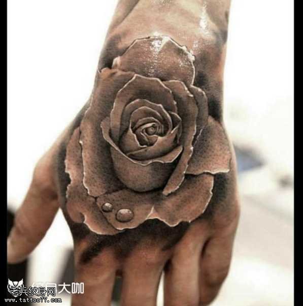 手部逼真玫瑰纹身图案