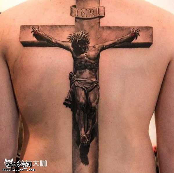 背部耶稣十字架纹身图案