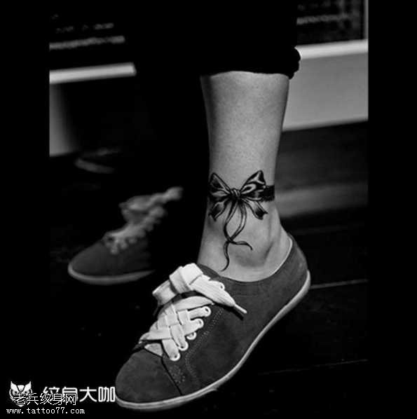 腿部蝴蝶结纹身图案